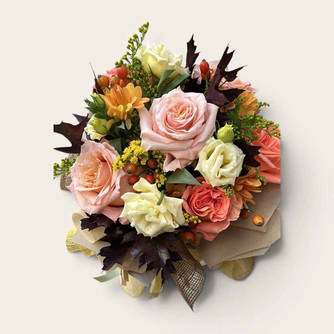Bouquet Carezza d'Autunno con rose pesca, lisianthus crema, foglie di quercia e bacche di rosa canina