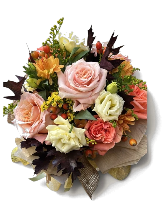 Bouquet Carezza d'Autunno con rose pesca, lisianthus crema, foglie di quercia e bacche — Il Girasole, Iglesias