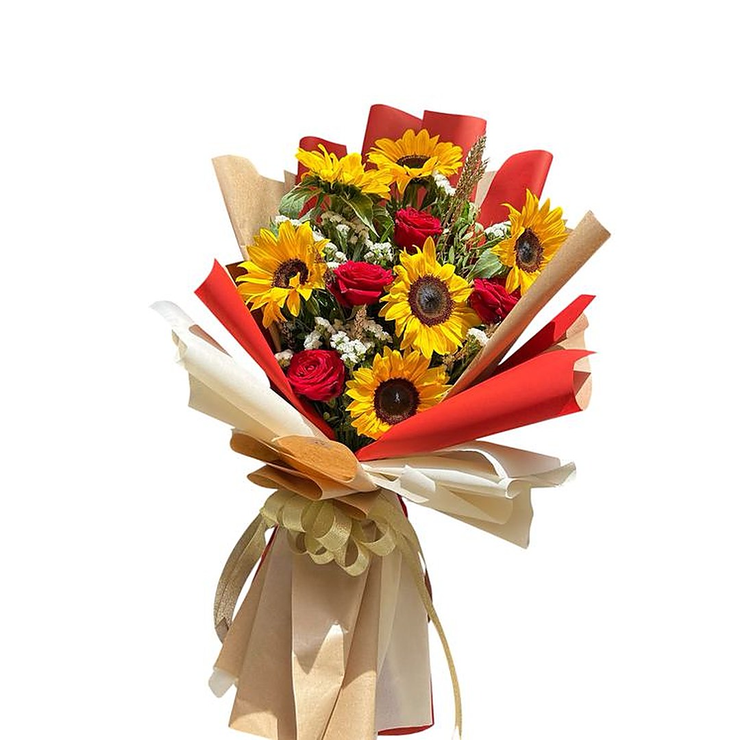 Bouquet Sole d'Estate: girasoli e rose rosse su carta kraft, confezionato a mano a Iglesias
