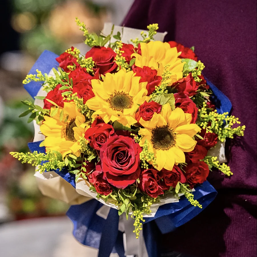 Bouquet di laurea con girasoli, rose rosse e nastro blu — Il Girasole, Iglesias