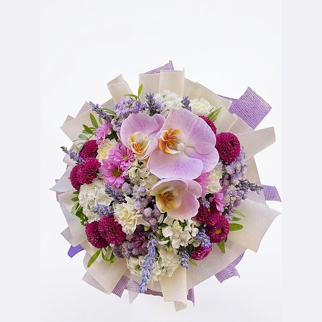 Bouquet Violetta: orchidee phalaenopsis, lavanda e dalie magenta