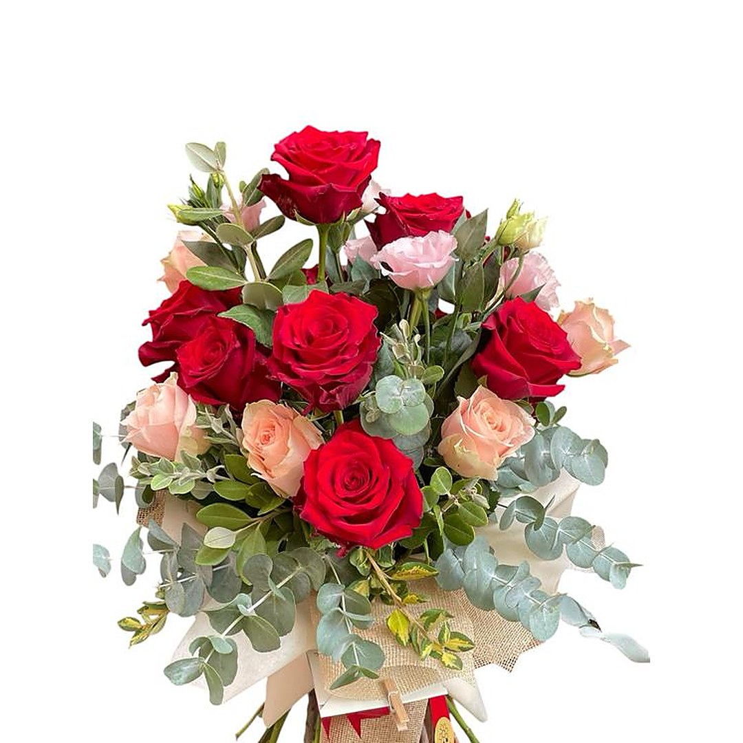 Bouquet Passione Classica: rose rosse e rosa tenue con eucalipto argentato
