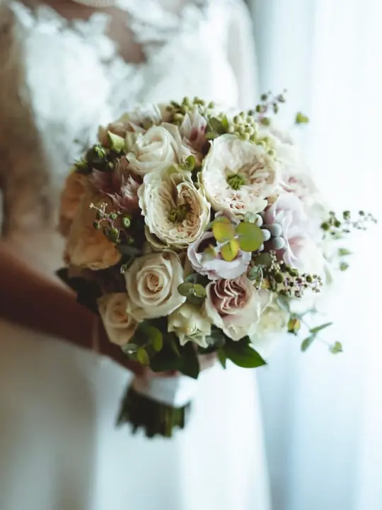 Bouquet da sposa con rose bianche e cipria, fioreria Iglesias