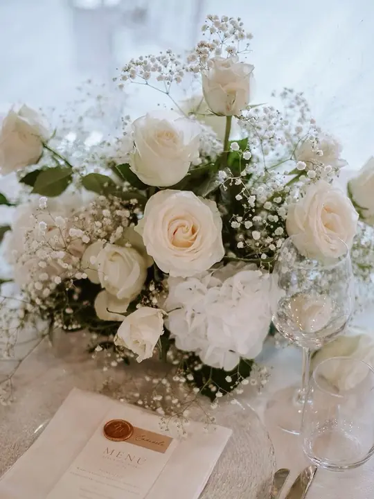 Bouquet di rose bianche e gypsophila per matrimonio