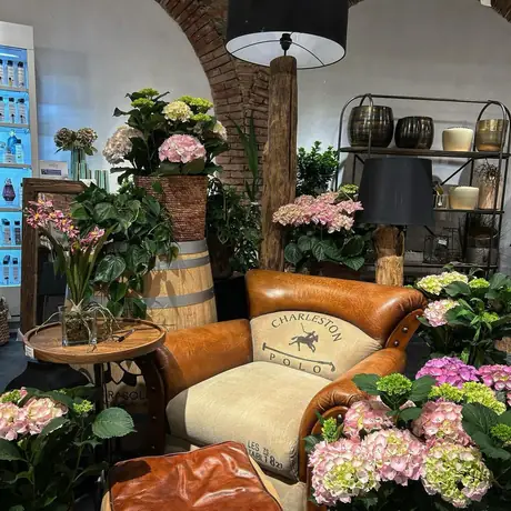Zona composizioni e regali, dettagli decorativi fioreria