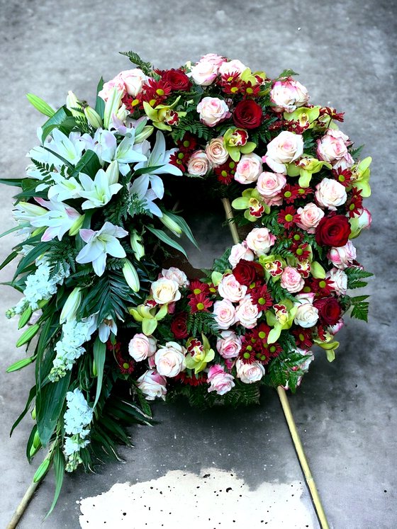 Corona funebre con rose e cascata di gigli bianchi, Il Girasole Flowers Boutique Iglesias