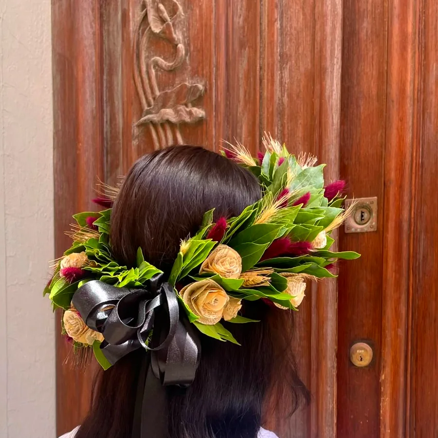 Corona di laurea con rose di carta, spighe e fiocco nero in raso — Il Girasole, Iglesias