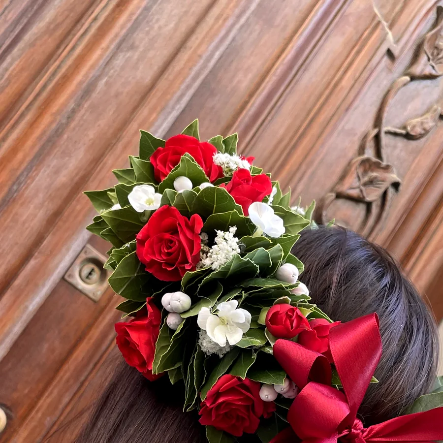 Corona di laurea pregiata con roselline rosse, fiori bianchi e nastri di raso — Il Girasole, Iglesias