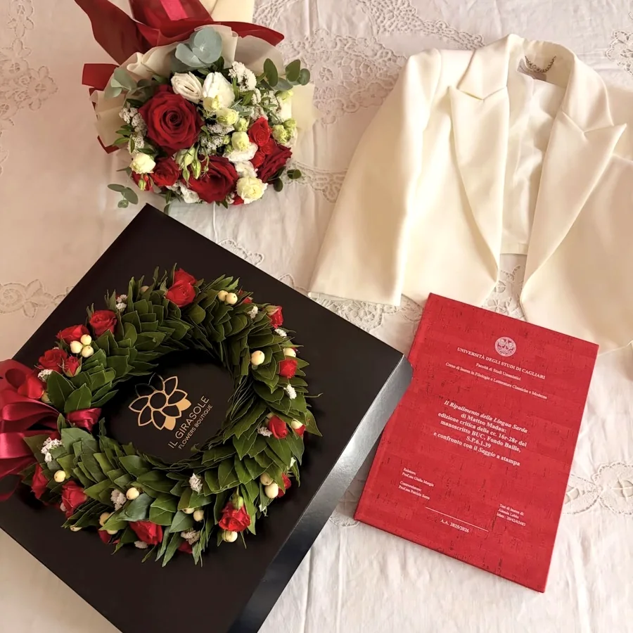 Corredo di laurea: corona d'alloro nella scatola regalo con bouquet, tesi e toga — Il Girasole, Iglesias