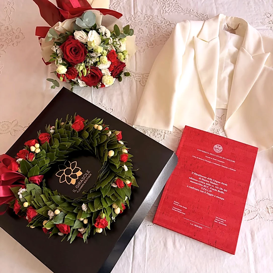 Corredo di laurea: corona d'alloro nella scatola regalo nera, bouquet di rose rosse, tesi e giacca bianca — Il Girasole, Iglesias