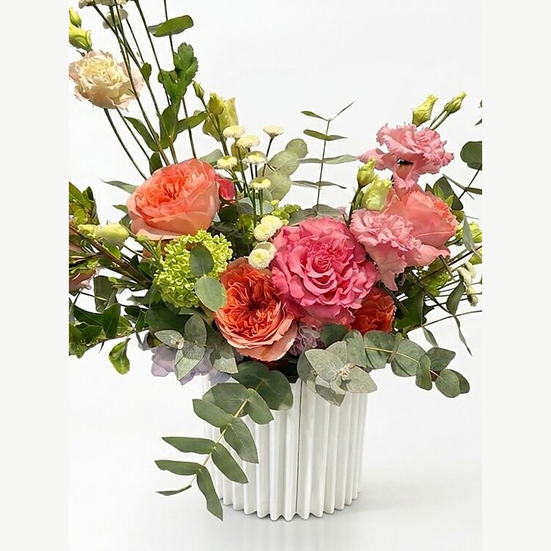 Flower Box Giardino Segreto: rose pesca e corallo in vaso scanalato bianco