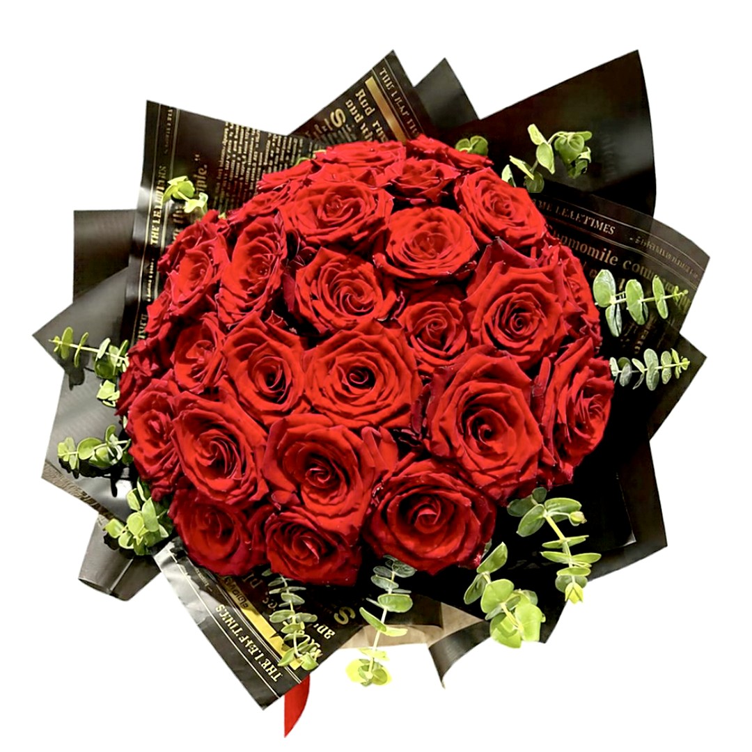 Mazzo di 50 rose rosse con eucalipto, in carta nera — fioreria a Iglesias