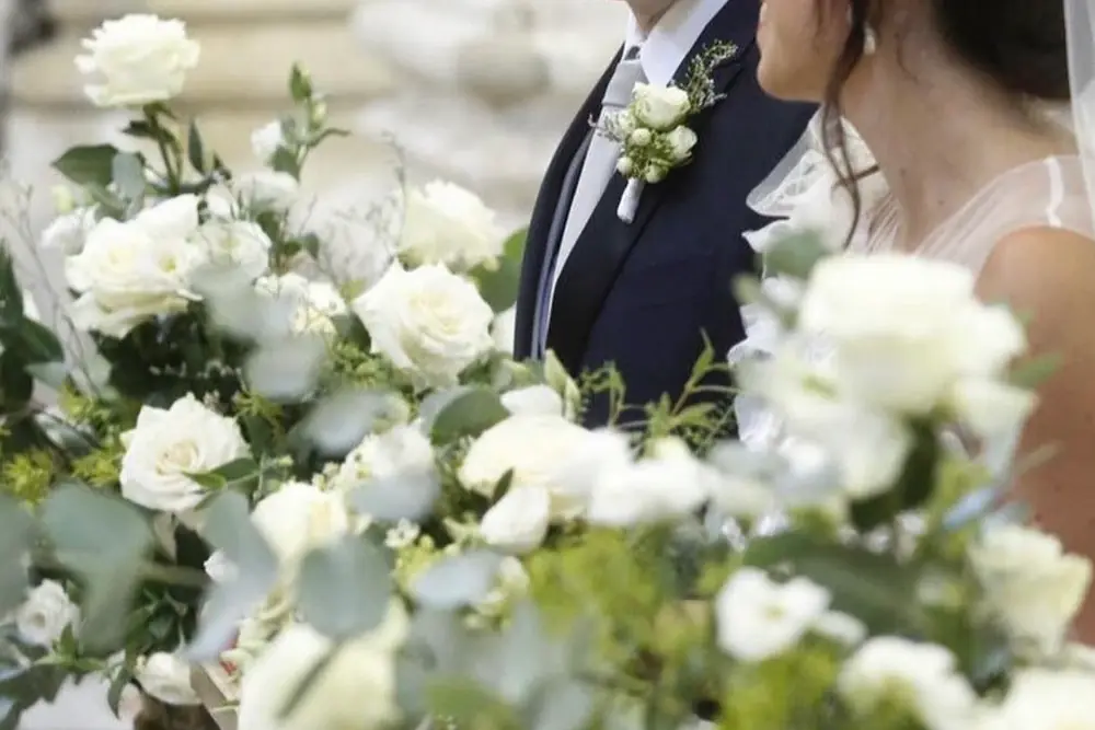 Allestimento floreale per matrimonio — sposi e fiori bianchi, Sud Sardegna